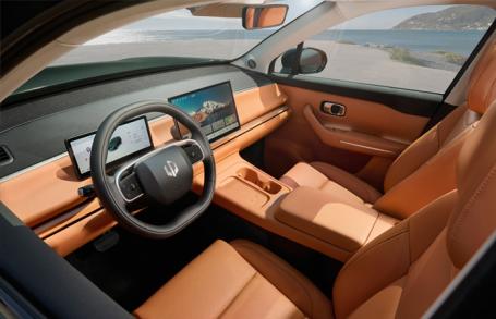 LEAPMOTOR C10 interiér